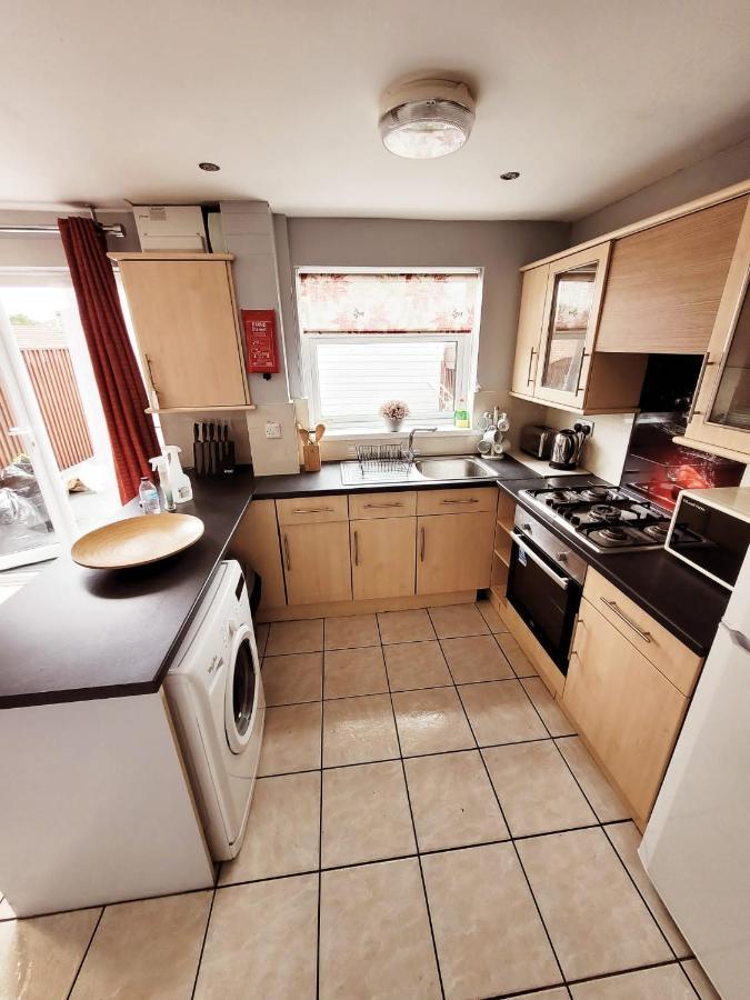 Bakewell House - Huku Kwetu Notts -spacious 3 Bedroom House - Suitable & Affordable Group - Business Travellers *