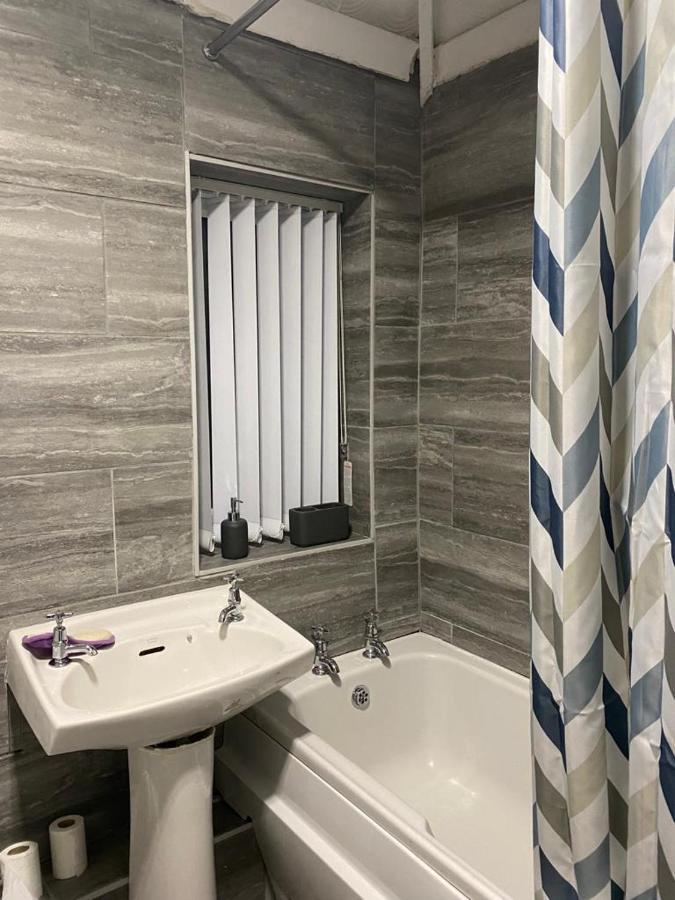 Cosy 3 Bedroom House, Free Parking & Wifi *