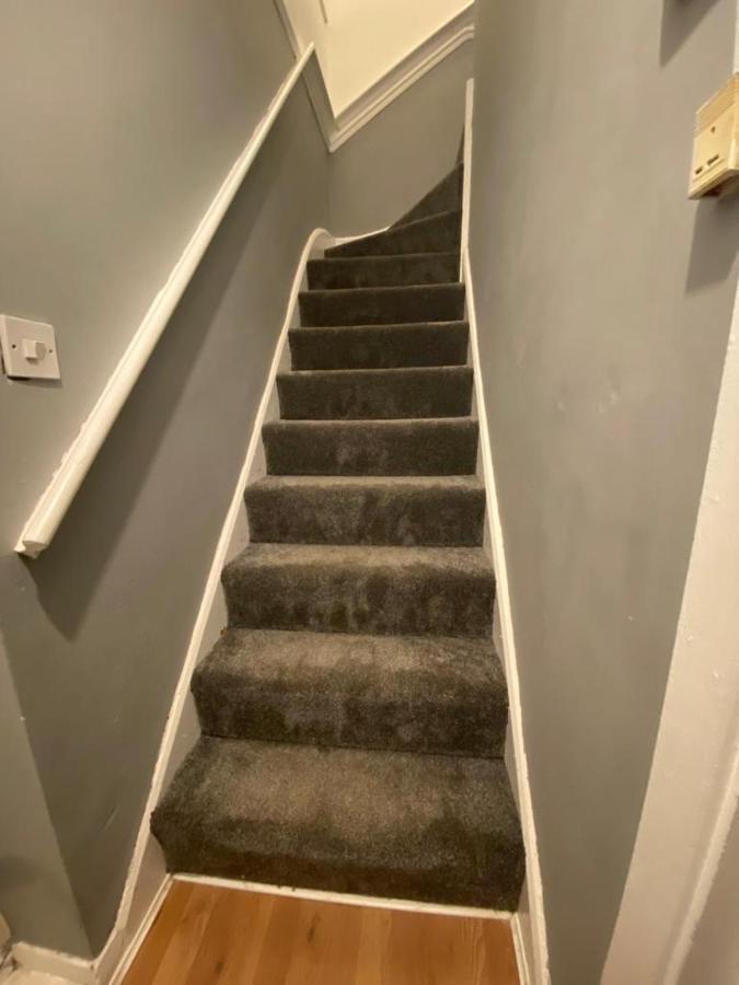 Apartment Cosy 3 Bedroom House, Free Parking & Wifi *