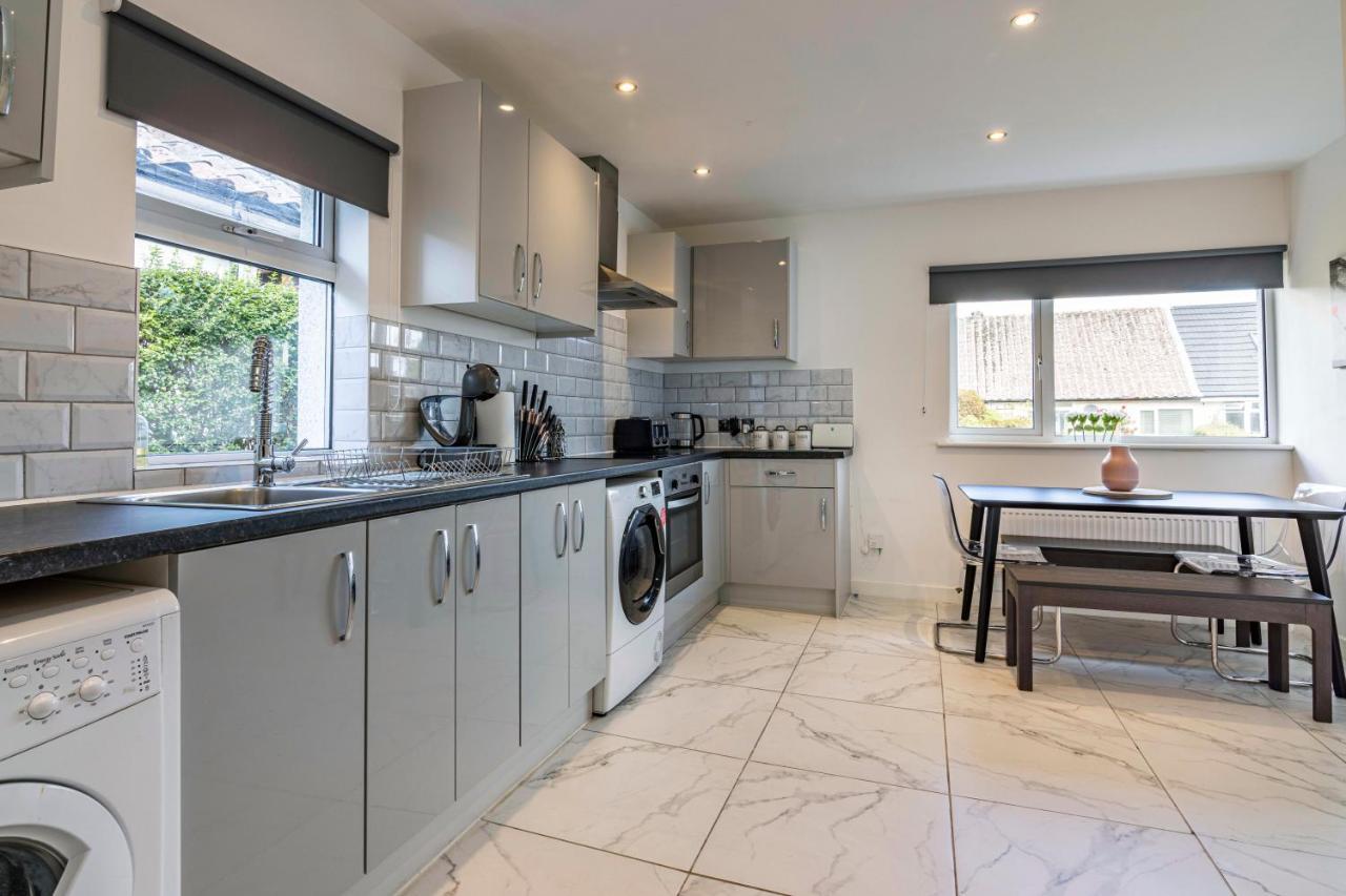 Quiet & Cosy Wollaton Bungalow, Large Garden, Near To Wollaton Deer Park Apartment *