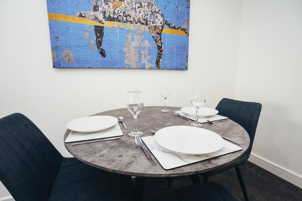 The Company, Phoenix Court Apartamento