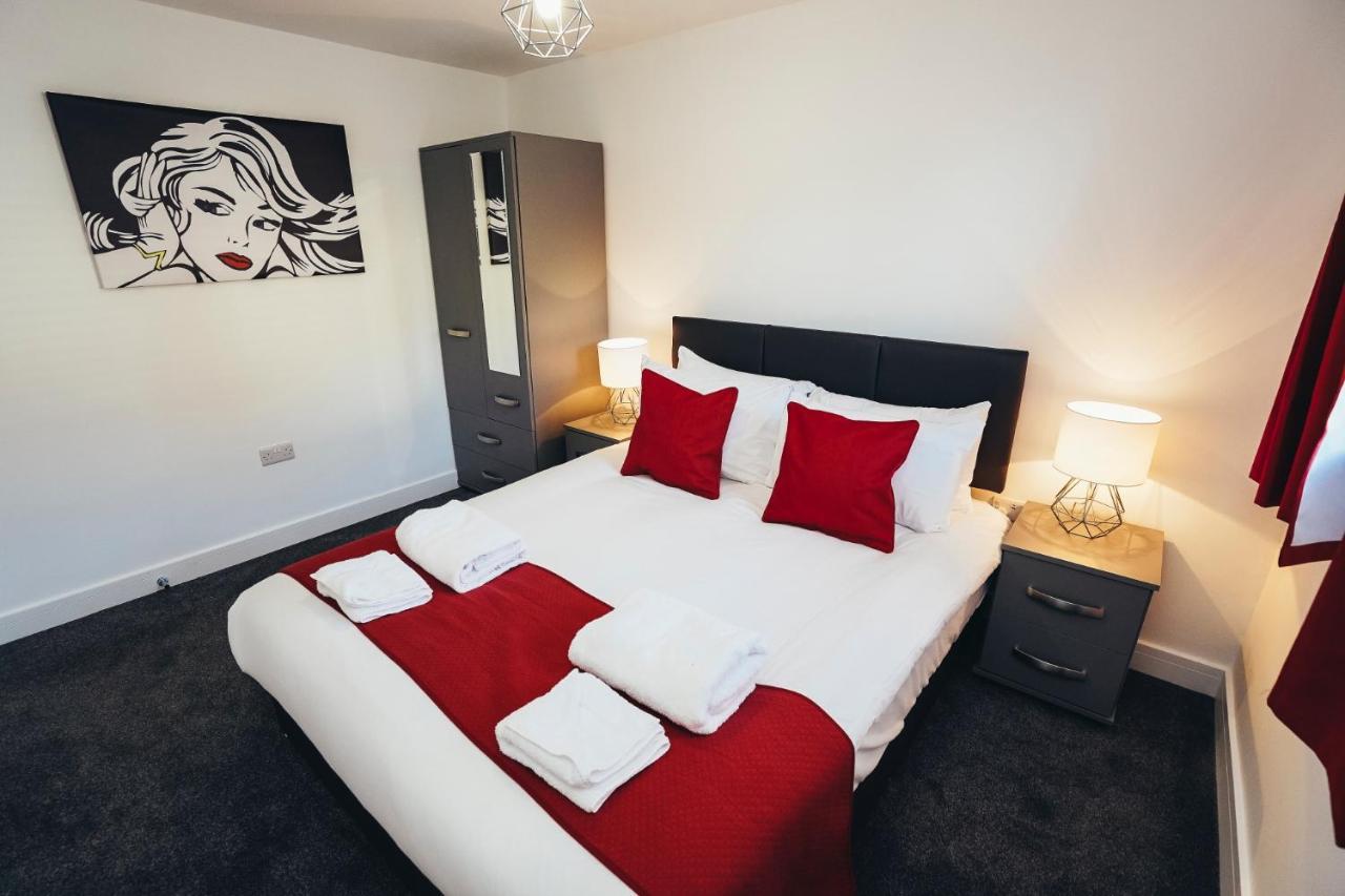The Company, Phoenix Court Apartamento