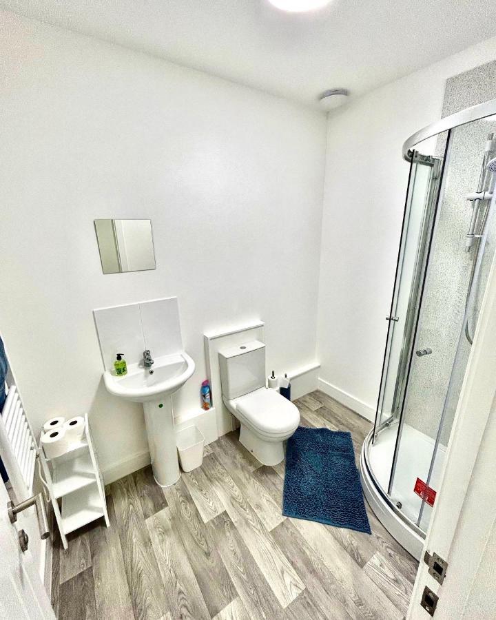 Apartment 10 Minute Walk To Centre, Limited Parking Available On Site *