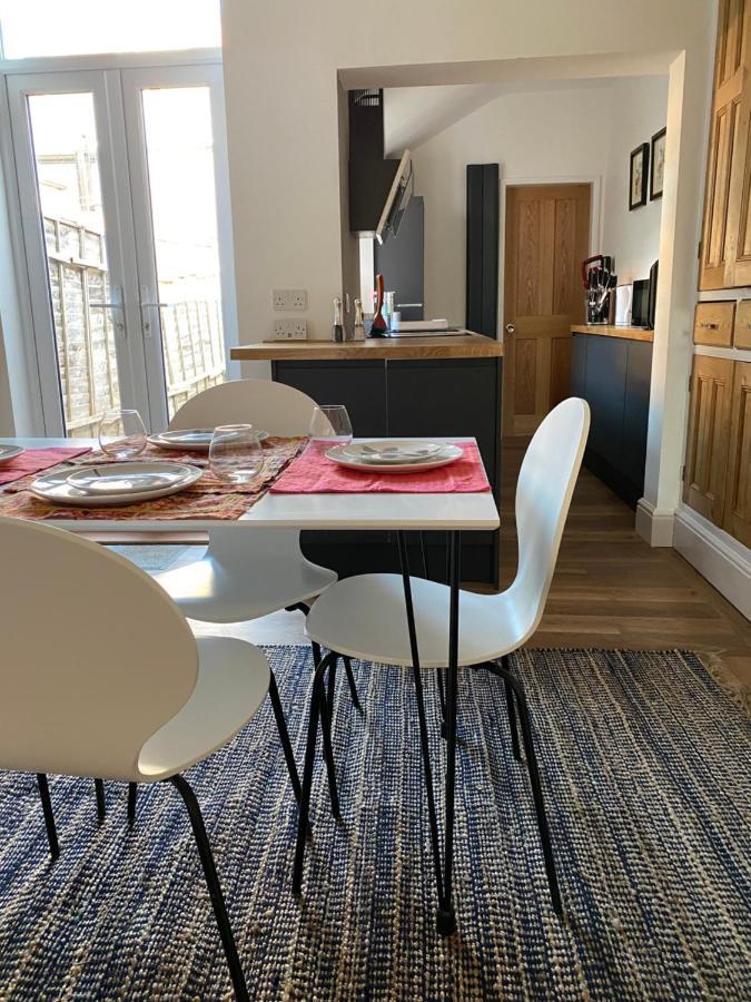 Comfortable 2 Bedroom From With Parking Holiday home Nottingham