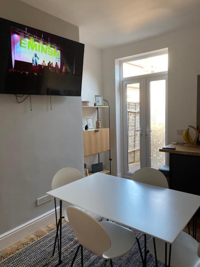 Comfortable 2 Bedroom From With Parking *