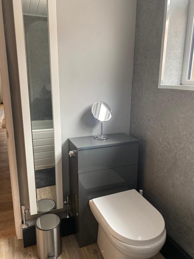 Comfortable 2 Bedroom From With Parking *