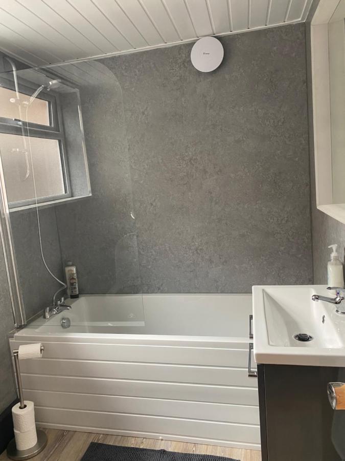 Holiday home Comfortable 2 Bedroom From With Parking