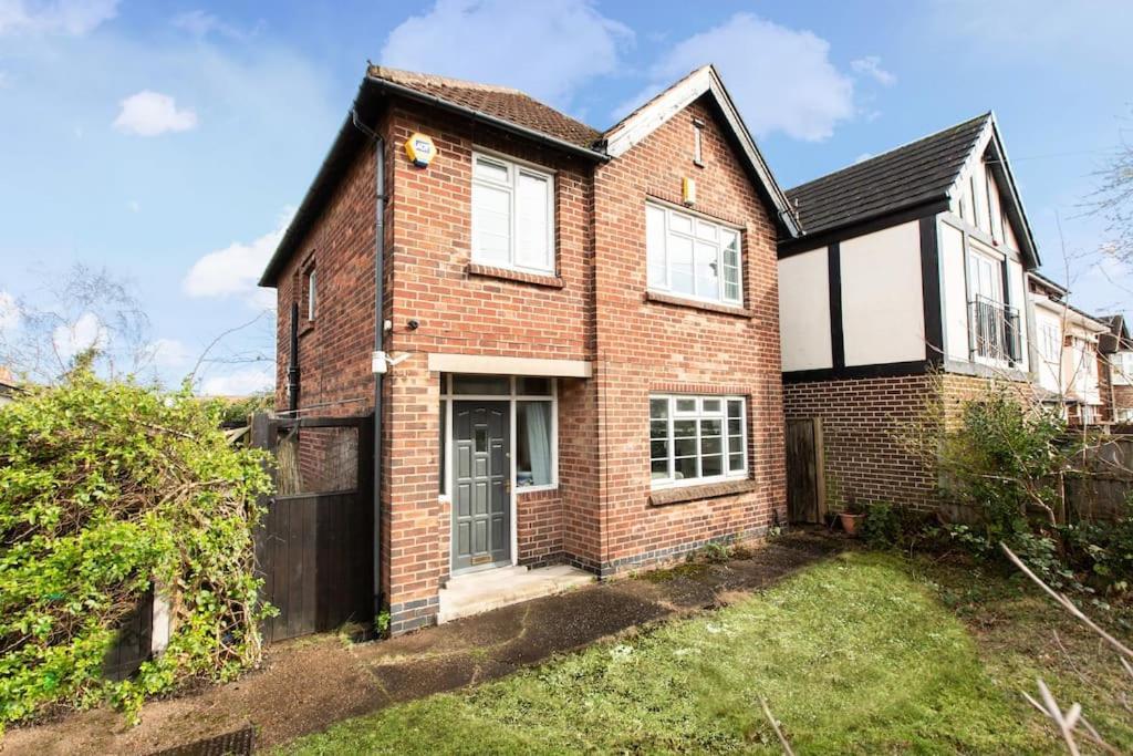 Charming 3-bed Retreat, Excellent Locaton *
