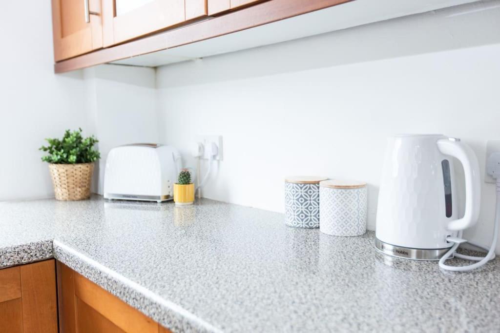 Charming 3-bed Retreat, Excellent Locaton *