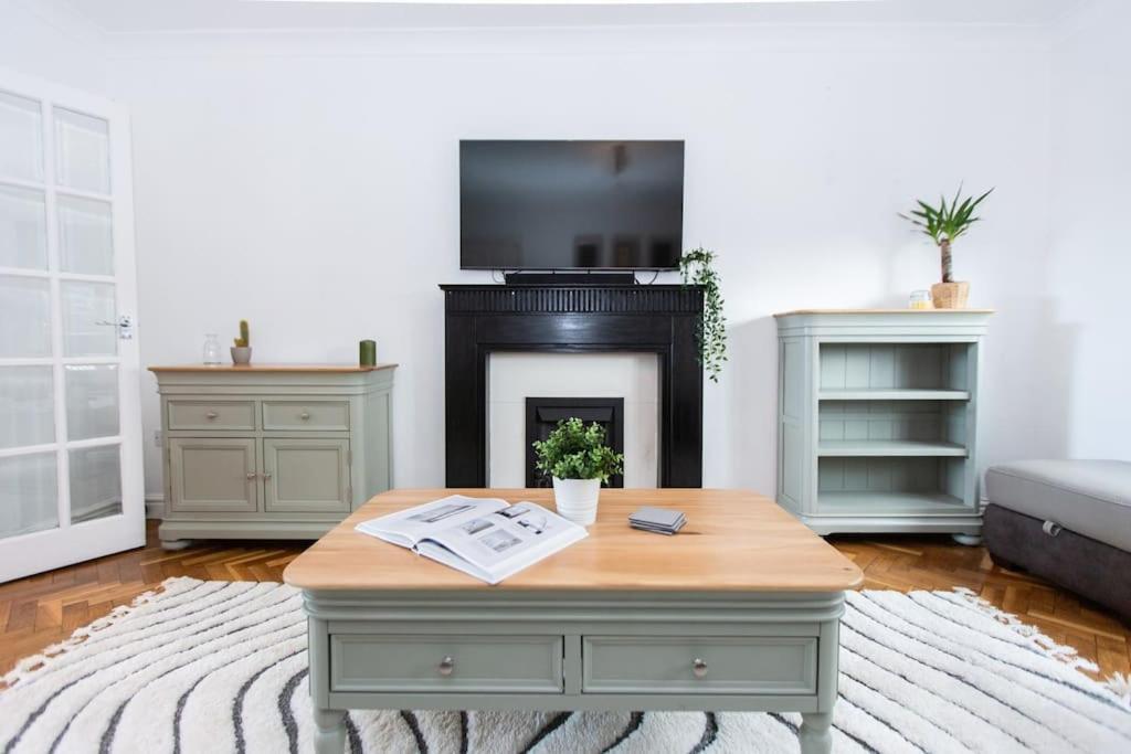 Charming 3-bed Retreat, Excellent Locaton *