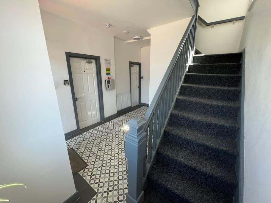 Newly Refurbished Studio, Great Location 8 *