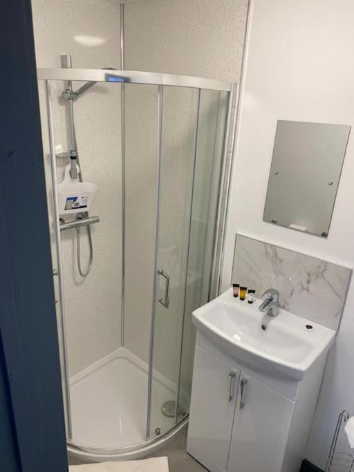 Newly Refurbished Studio, Great Location 8