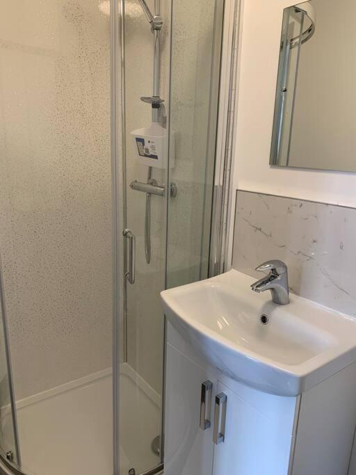 Newly Refurbished Studio, Great Location 8 Aparthotel *