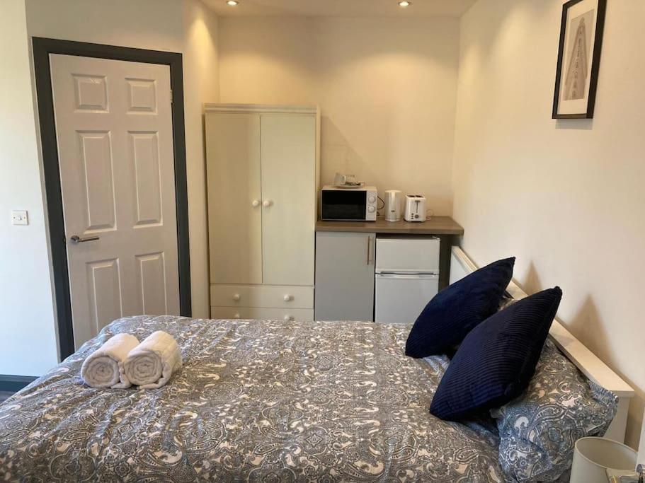 Newly Refurbished Studio, Great Location 8 *