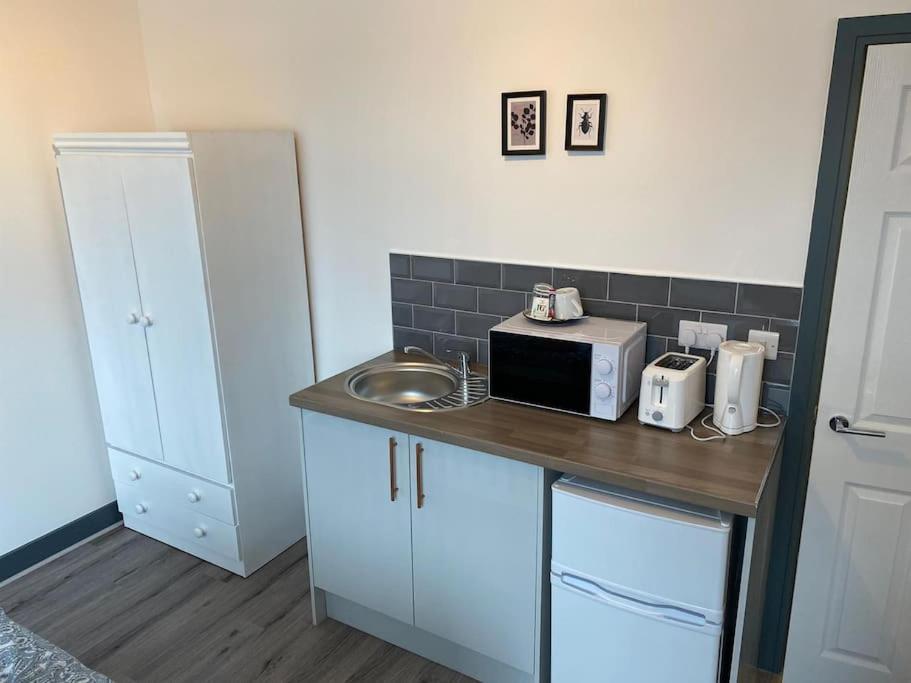 Newly Refurbished Studio, Great Location 8 *