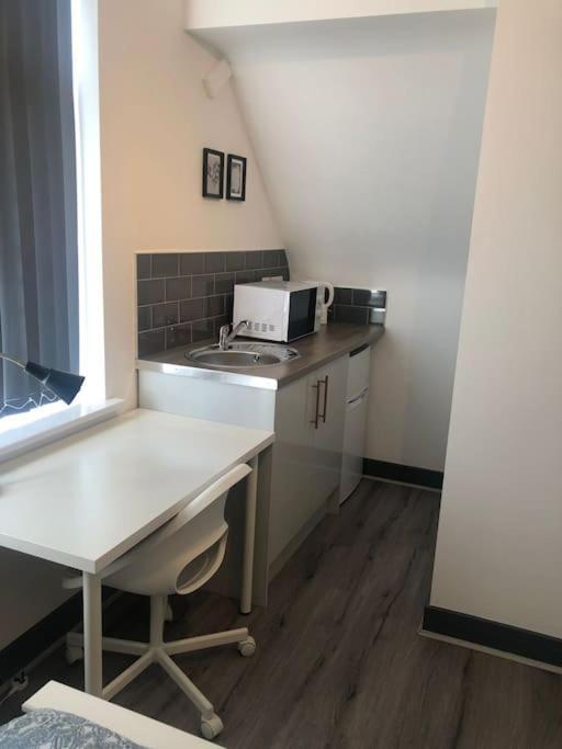 Newly Refurbished Studio, Great Location 8 *