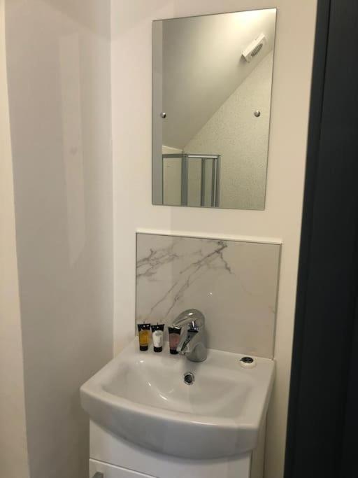 Newly Refurbished Studio, Great Location 8