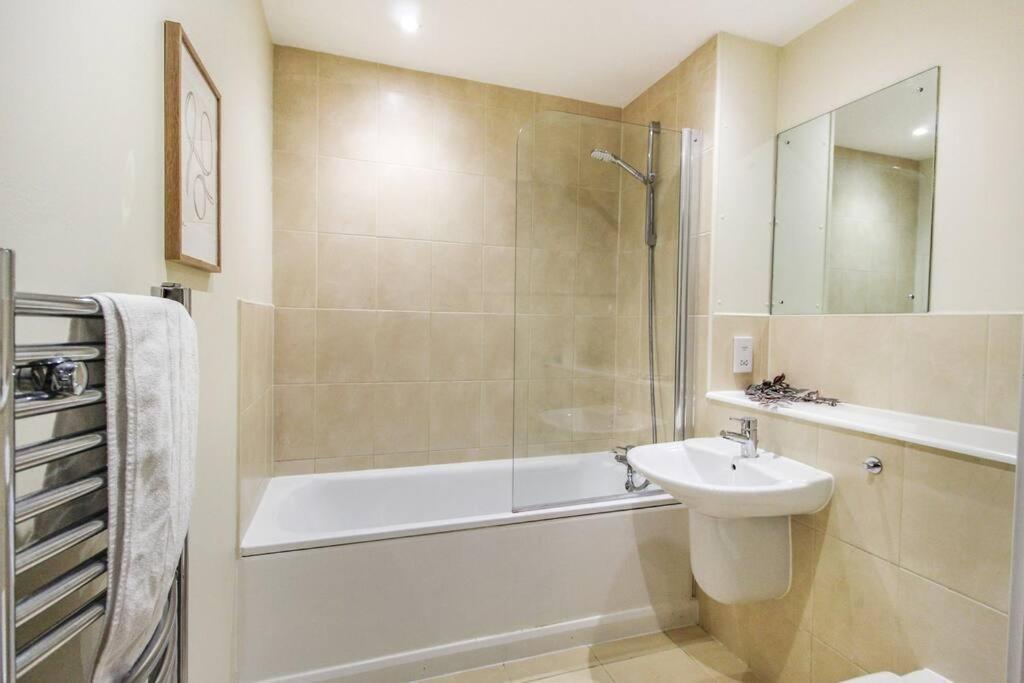 Apartment Spacious 2 Bedroom With Free Parking *