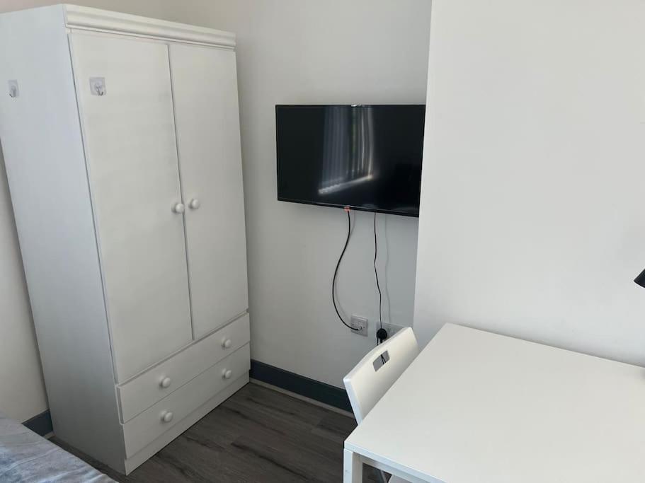 Newly Refurbished Studio, Great Location 8 *