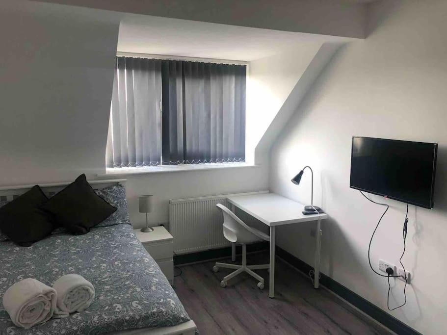 Newly Refurbished Studio, Great Location 8