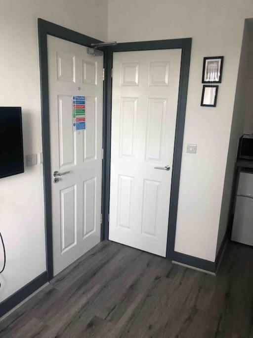 Newly Refurbished Studio, Great Location 8 Aparthotel *