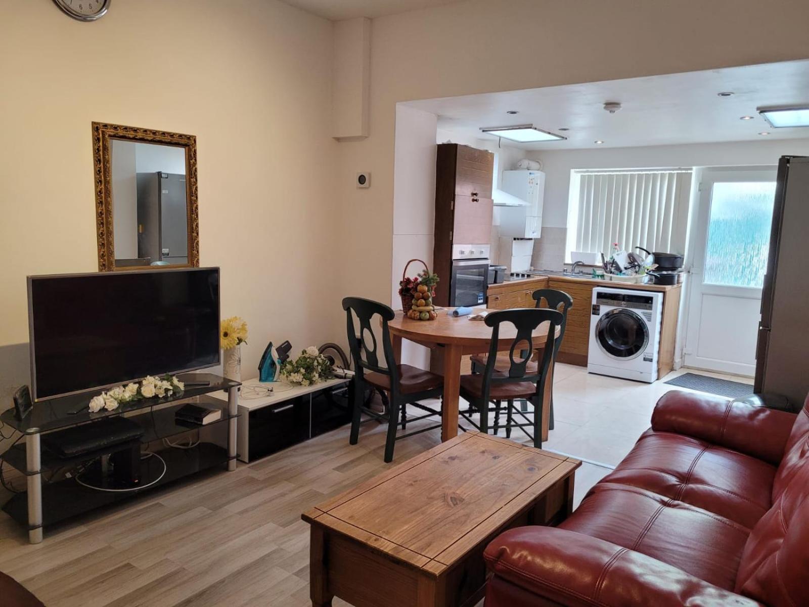 Single Bedroom Near Qmc