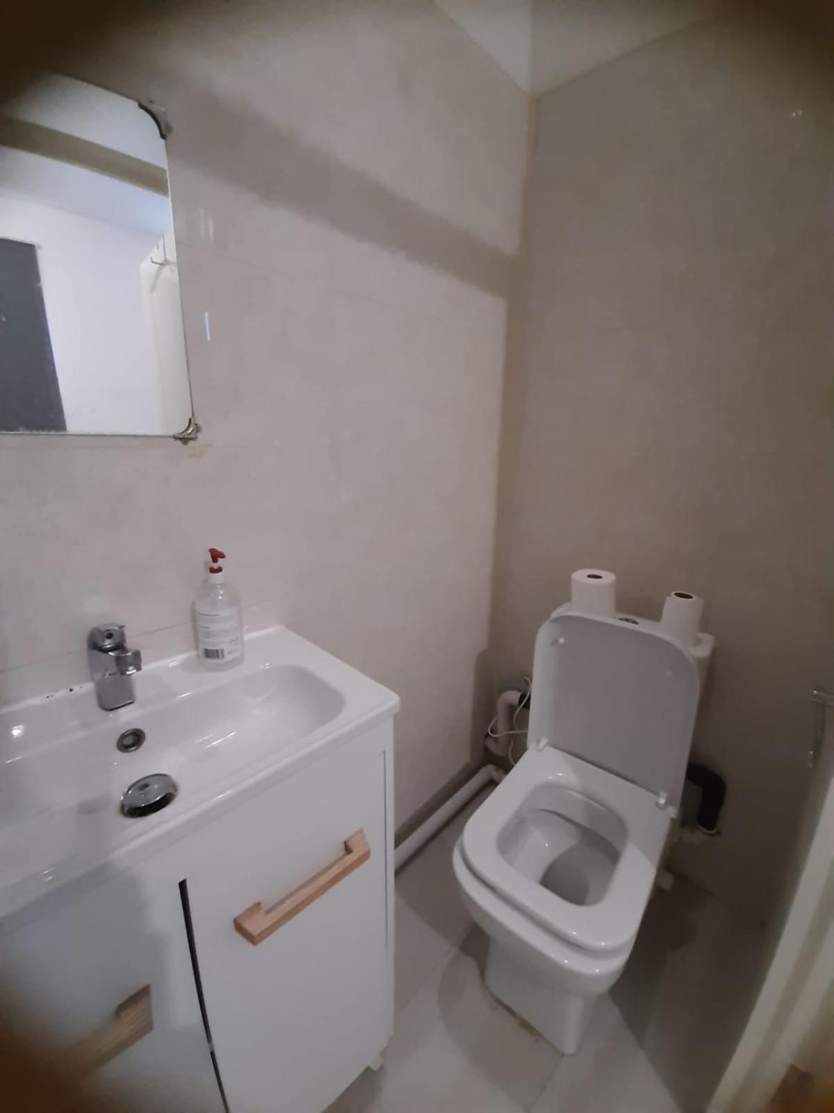 Single Bedroom Near Qmc *