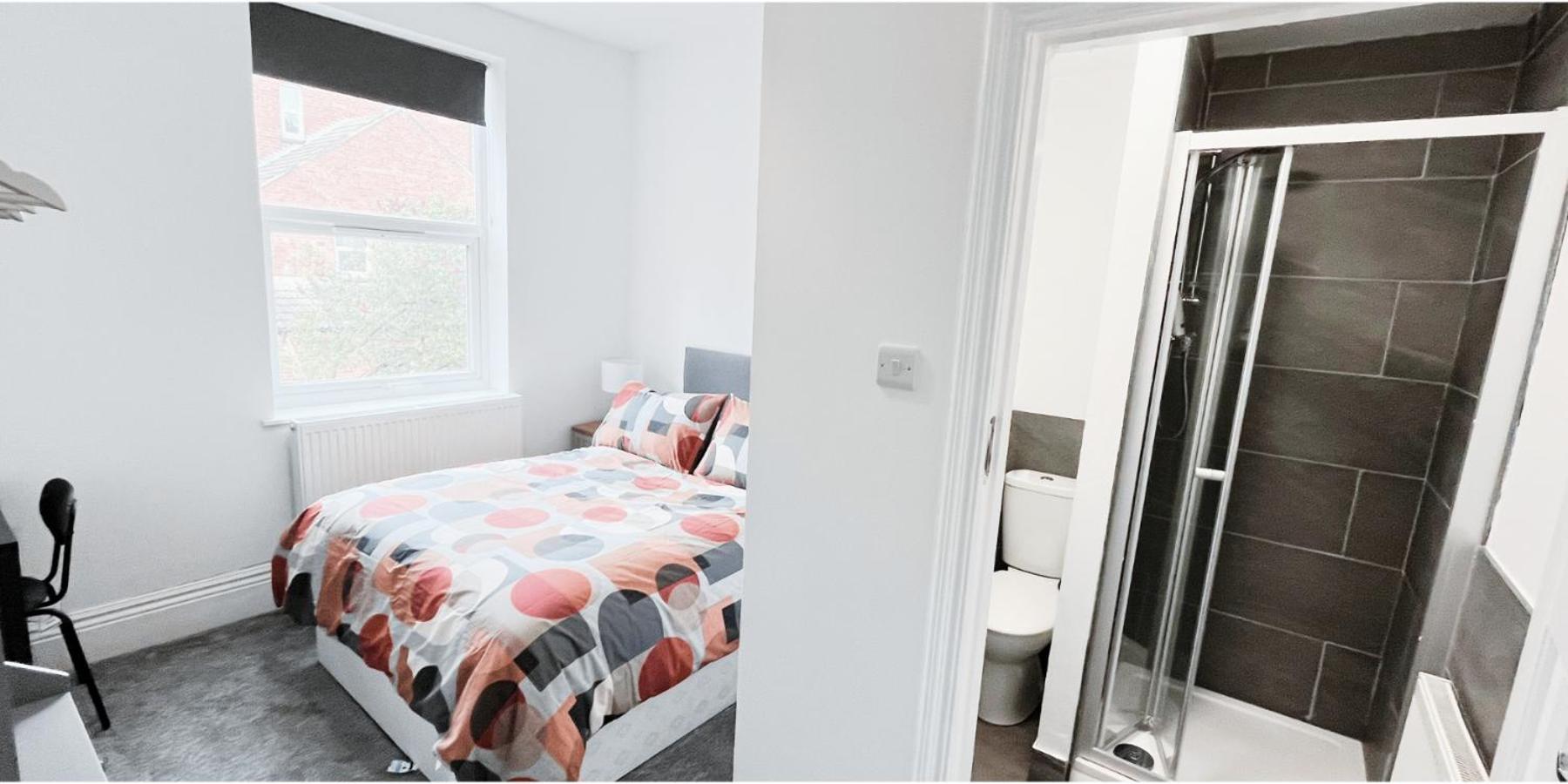 Private In Modern House Near Apartment Nottingham