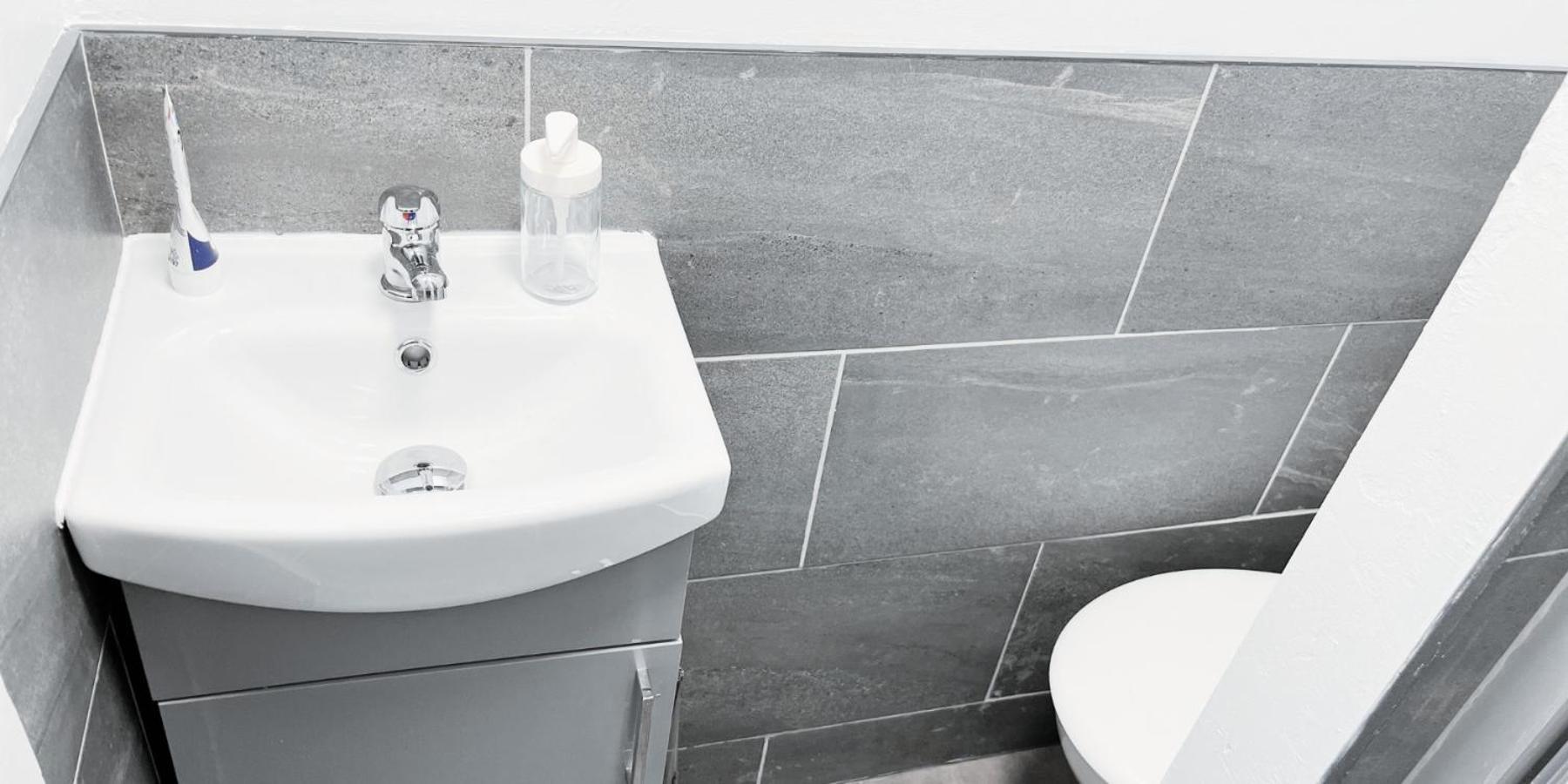 Private In Modern House Near * Nottingham