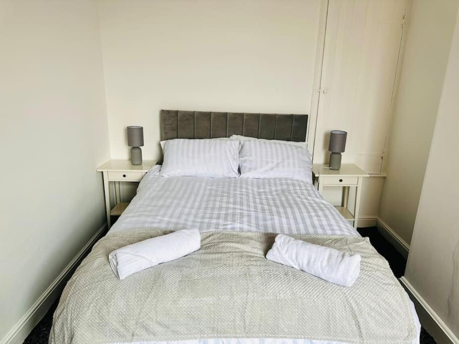 Cozy 3-bedroom With Free Parking Apartment *