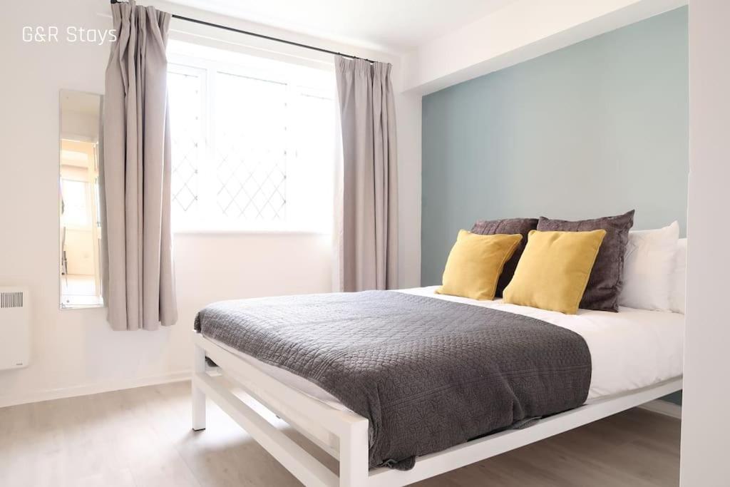 Apartment Parking, Netflix Tv, Sleeps 4, Close To Qmc