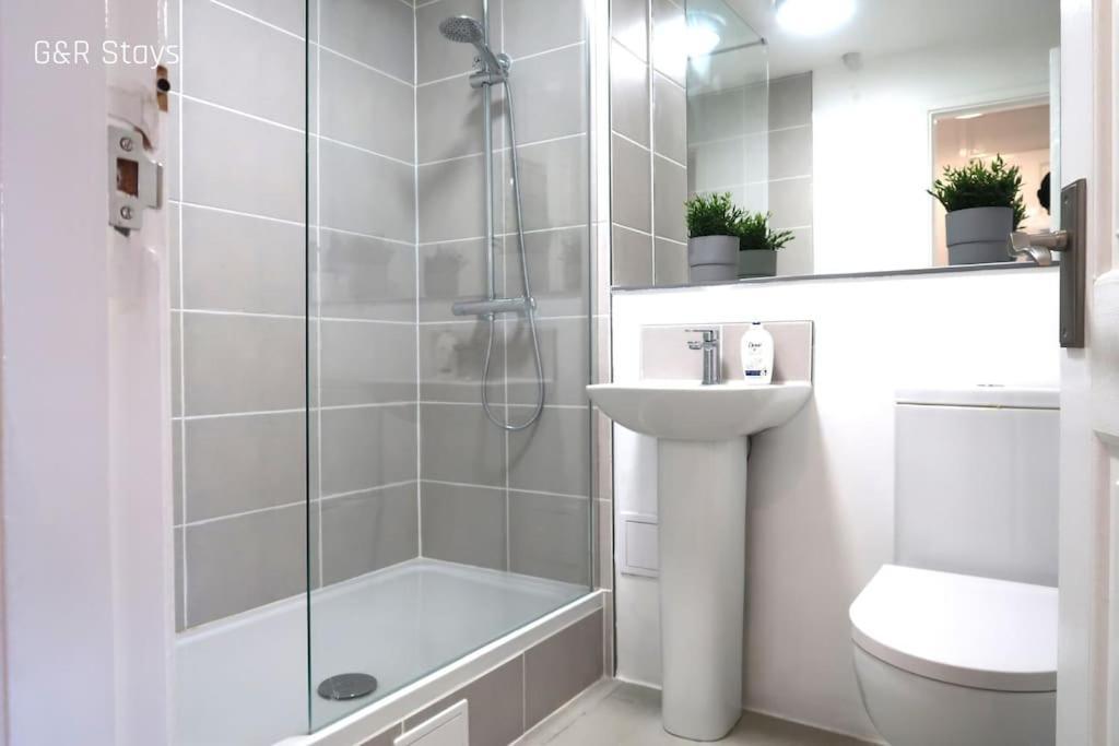 Parking, Netflix Tv, Sleeps 4, Close To Qmc Apartment *
