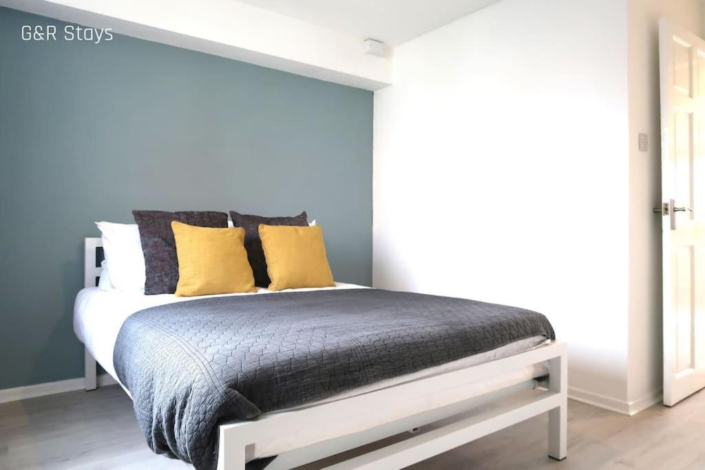 Apartment Parking, Netflix Tv, Sleeps 4, Close To Qmc *