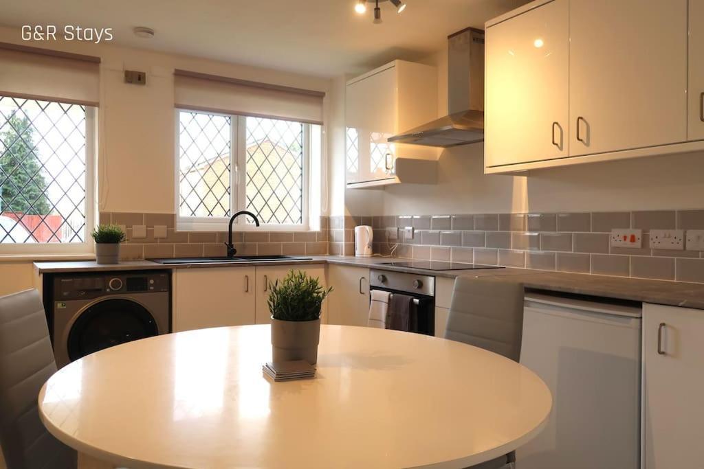 Parking, Netflix Tv, Sleeps 4, Close To Qmc Nottingham