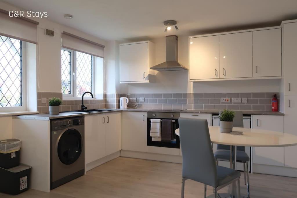 Parking, Netflix Tv, Sleeps 4, Close To Qmc Apartment Nottingham