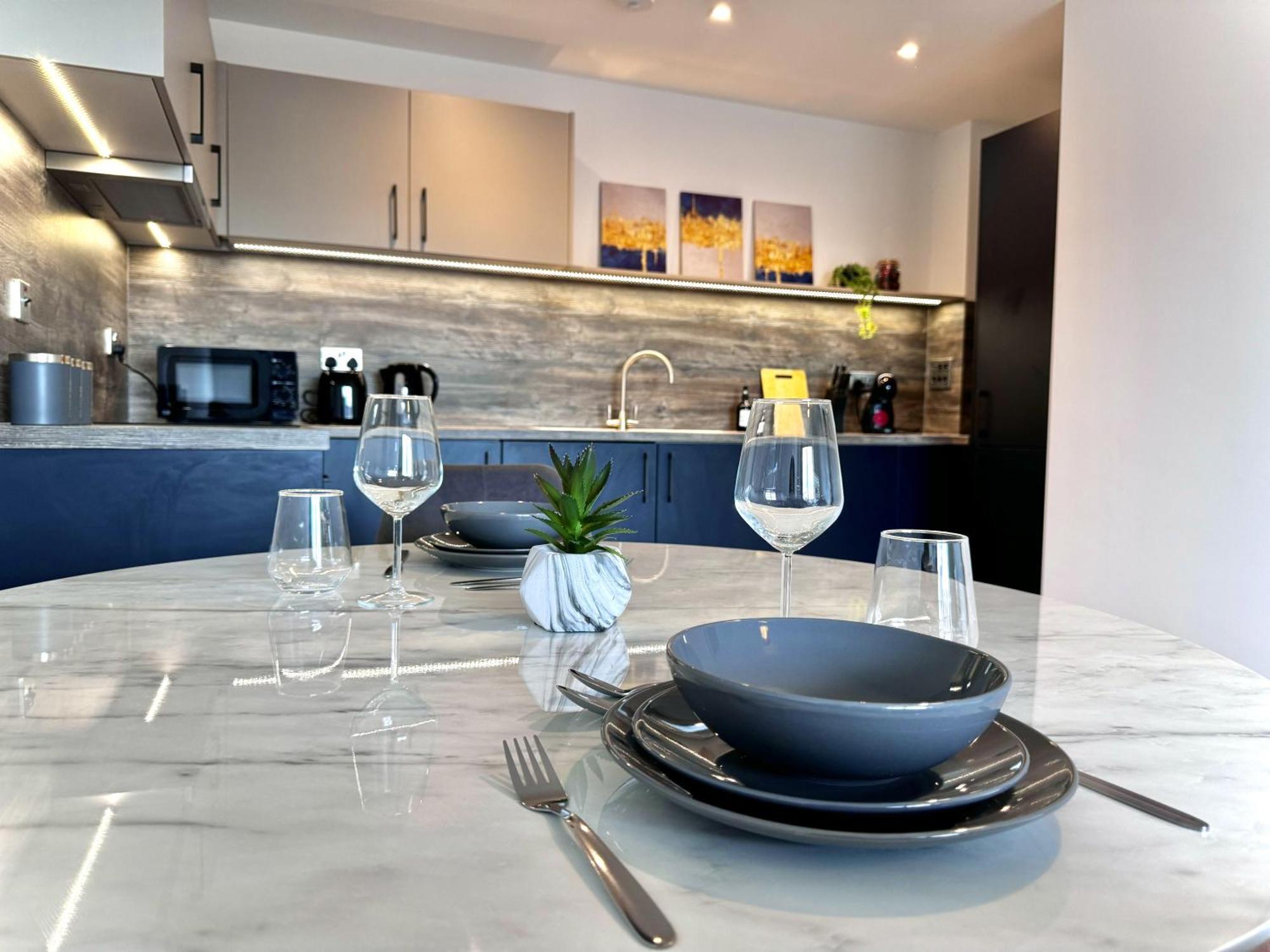 1 Bed Luxe With Balcony And Free Parking Apartment *