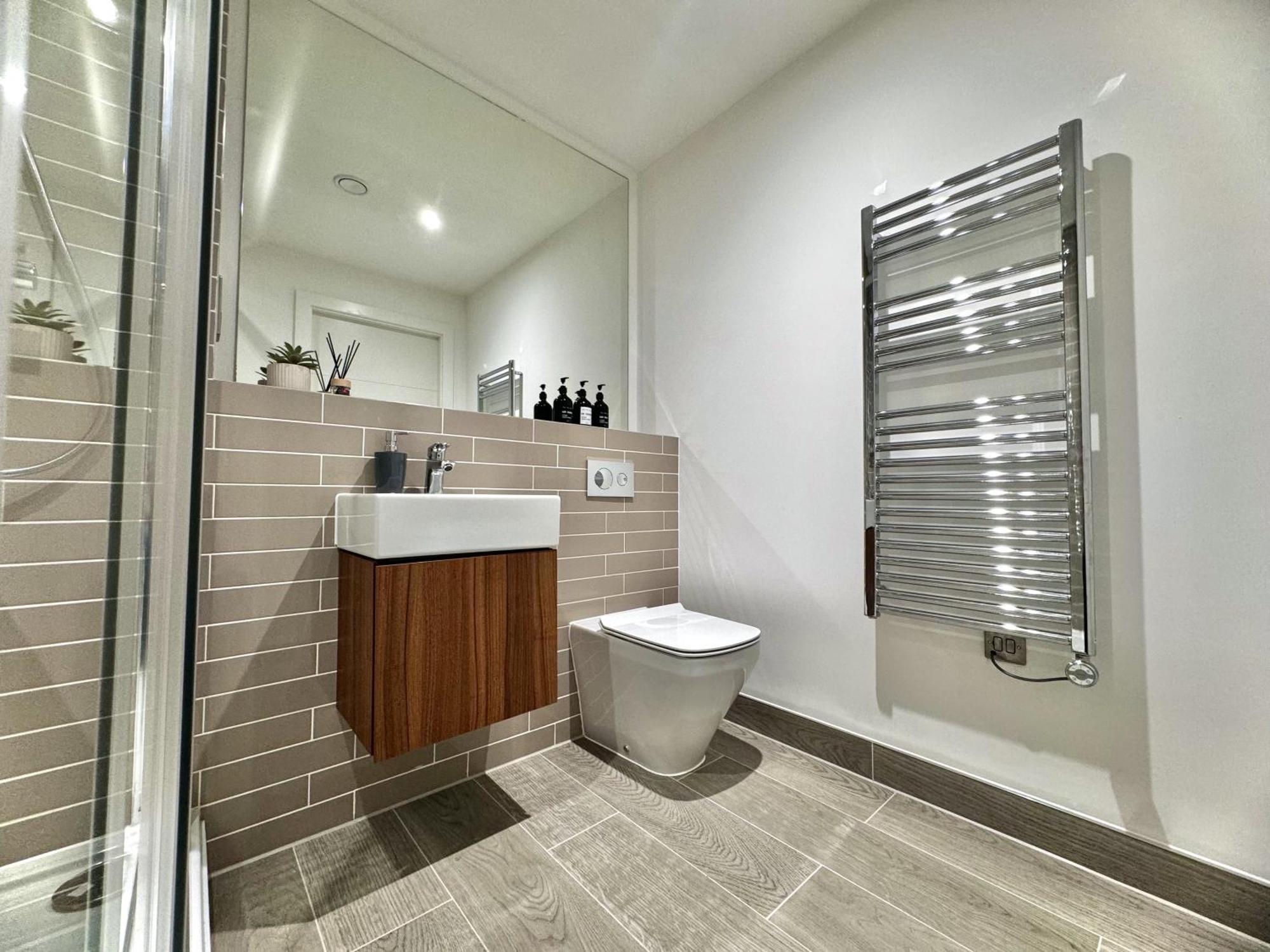 1 Bed Luxe With Balcony And Free Parking Apartment