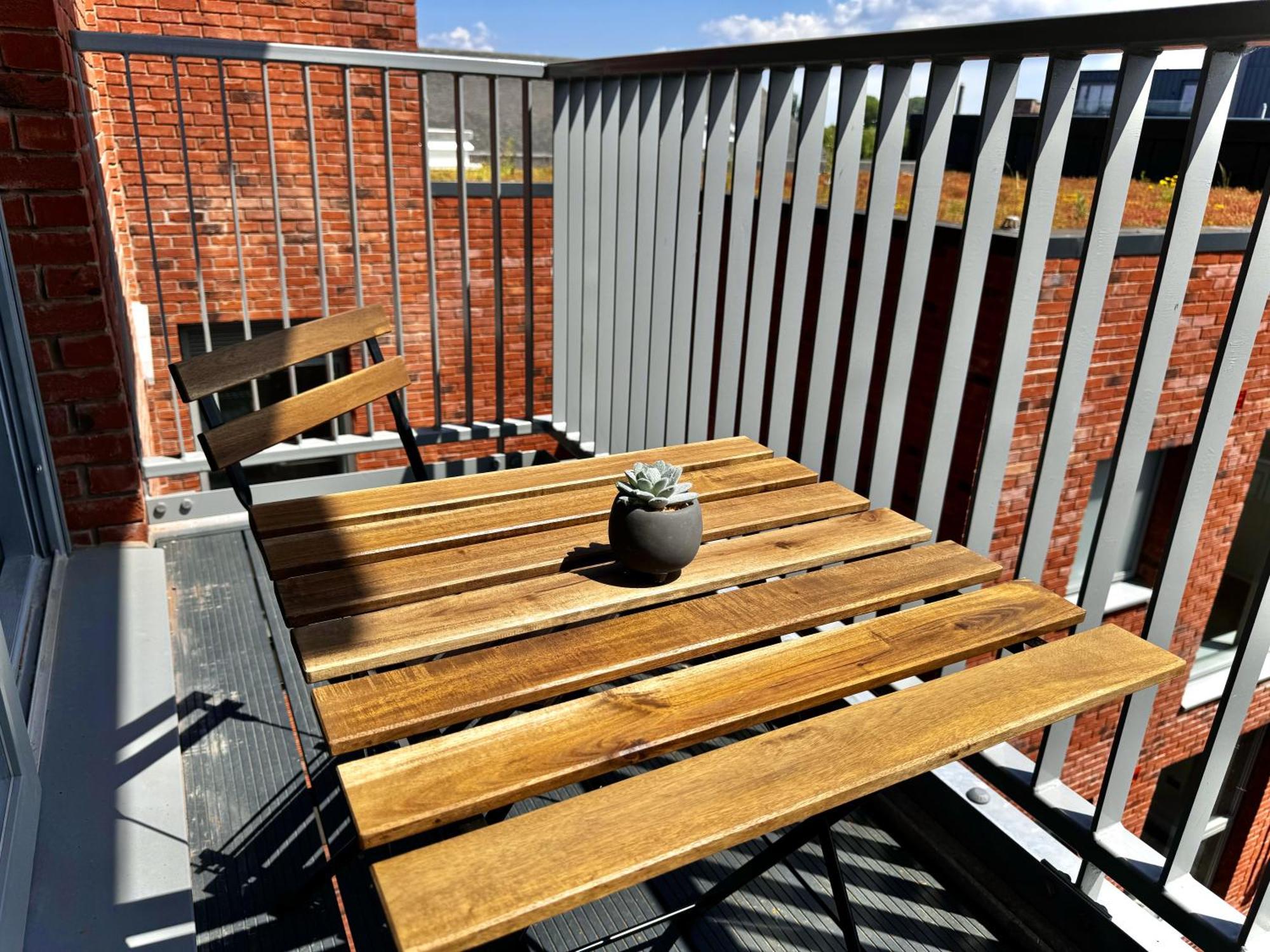 1 Bed Luxe With Balcony And Free Parking Apartment *