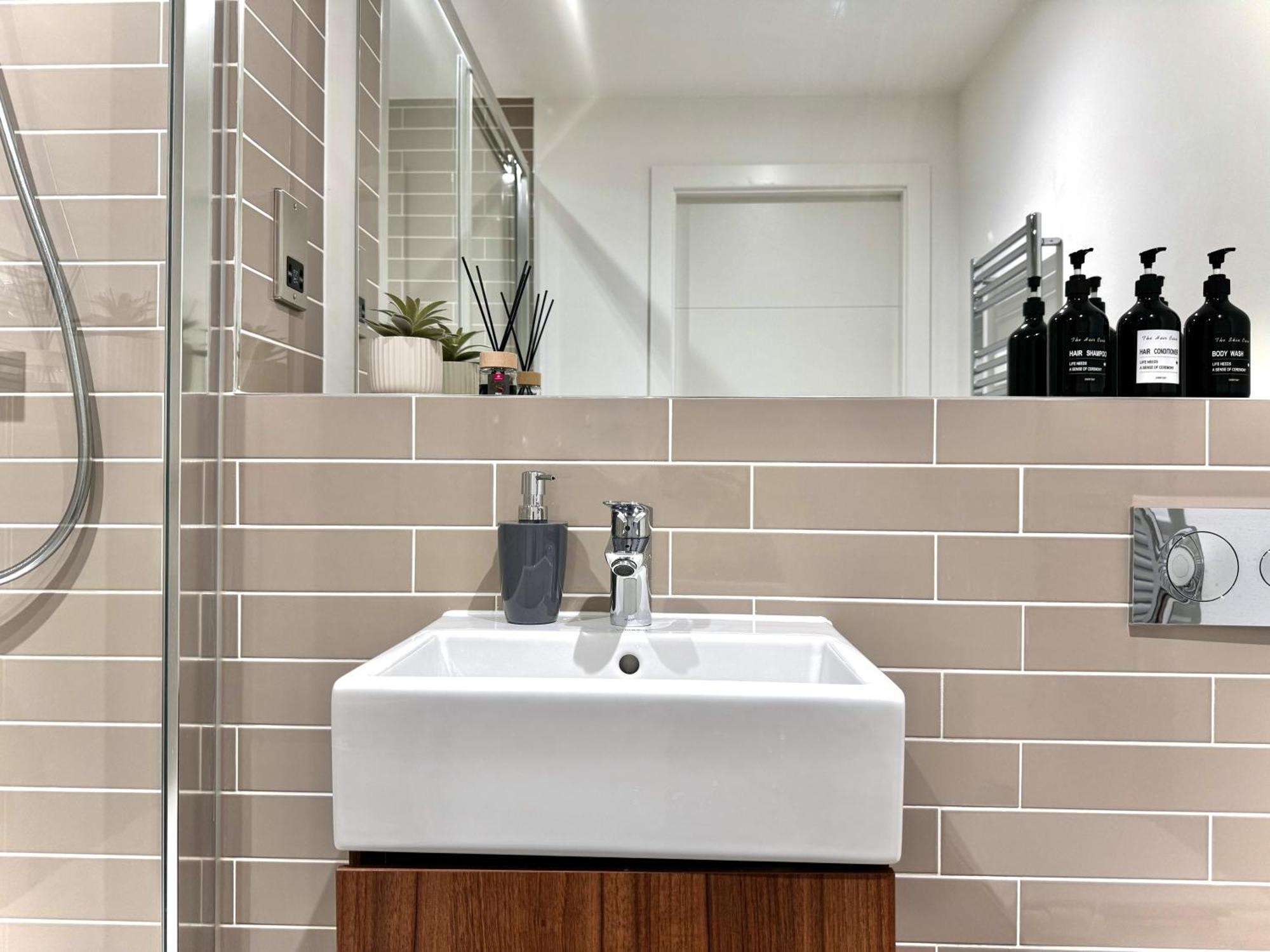 1 Bed Luxe With Balcony And Free Parking *