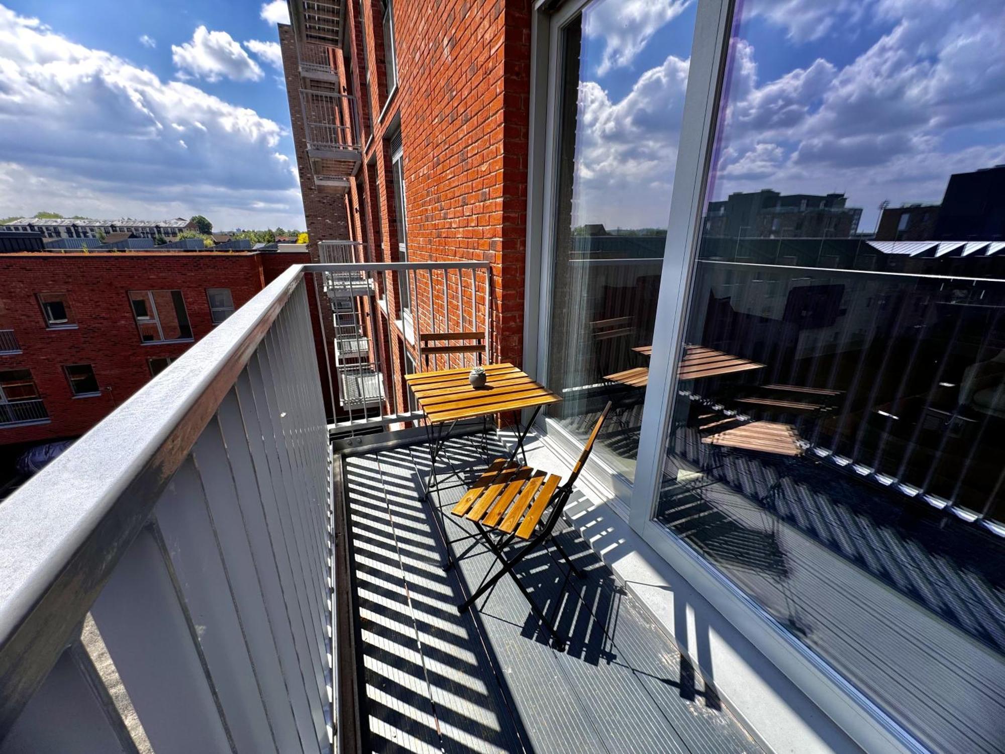 1 Bed Luxe With Balcony And Free Parking Apartment *