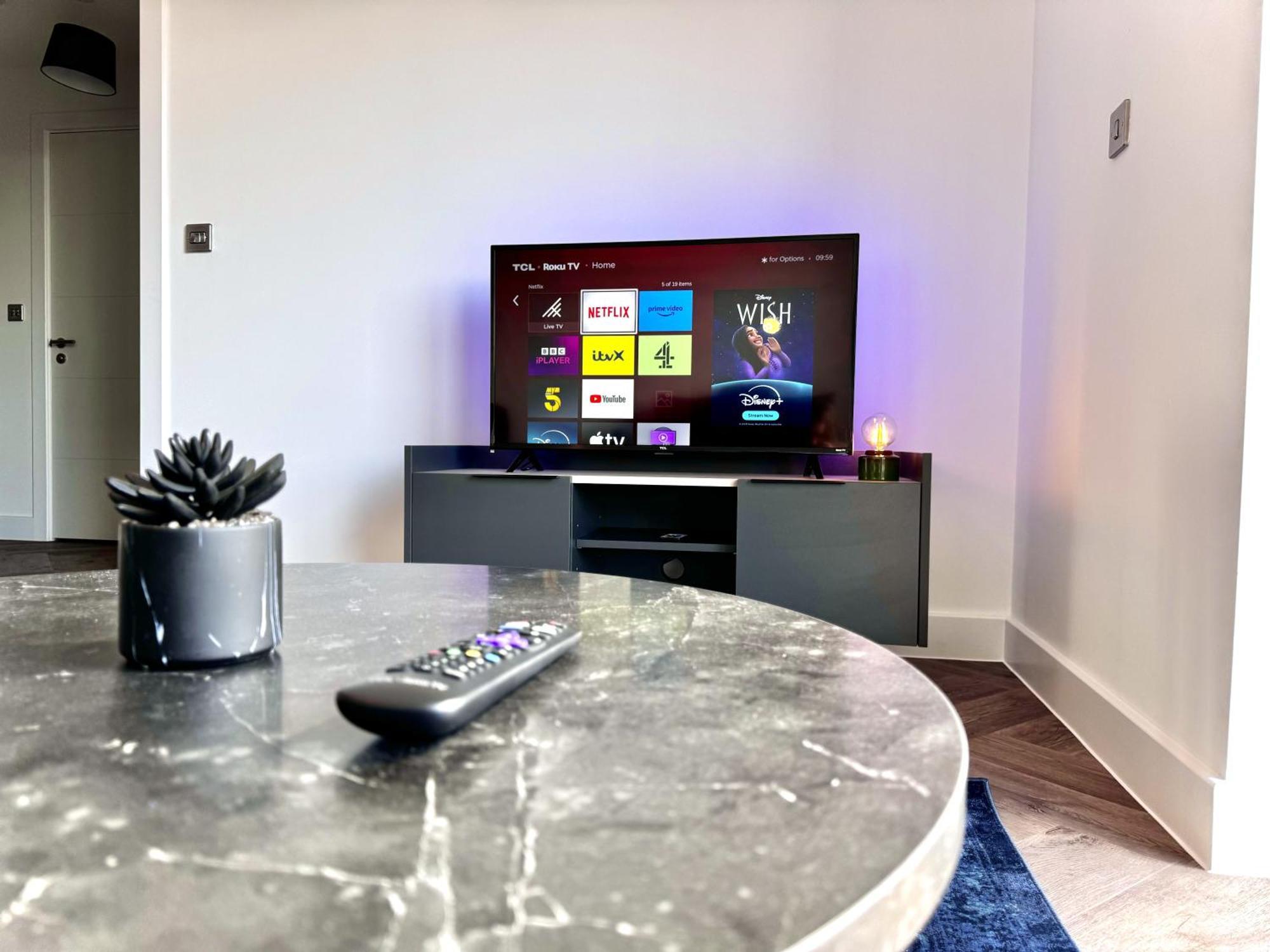 Apartment 1 Bed Luxe With Balcony And Free Parking