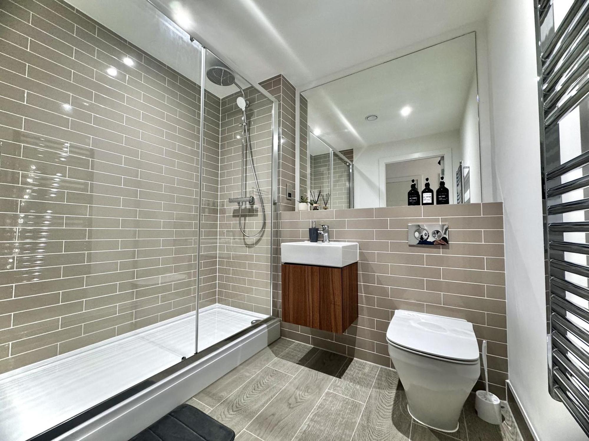 1 Bed Luxe With Balcony And Free Parking Apartment *