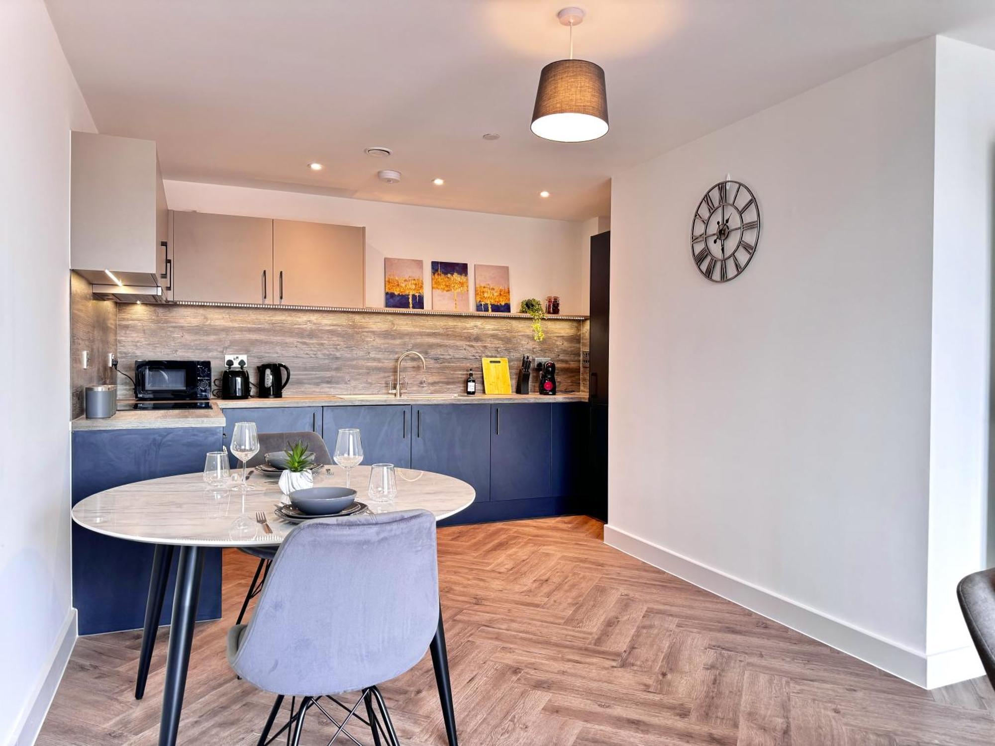 1 Bed Luxe With Balcony And Free Parking *