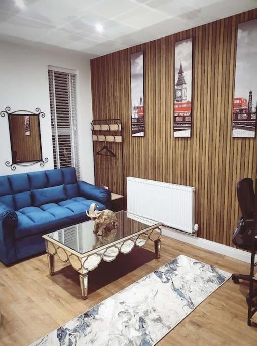 London-themed Stylish , Near Centre Apartment *