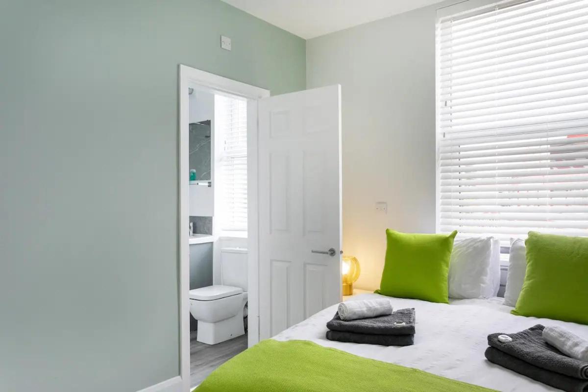 3 - Cozy Near Forest Football Ground Pass The Keys Apartment *