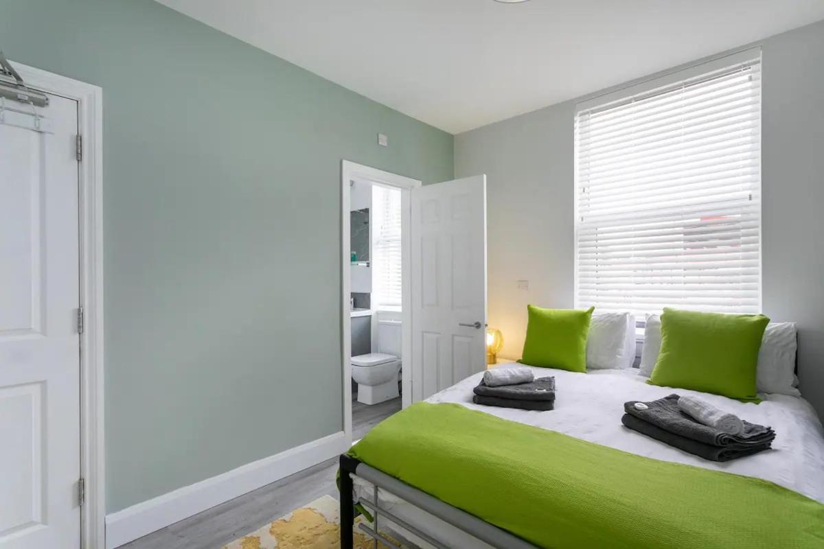 Apartment 3 - Cozy Near Forest Football Ground Pass The Keys *