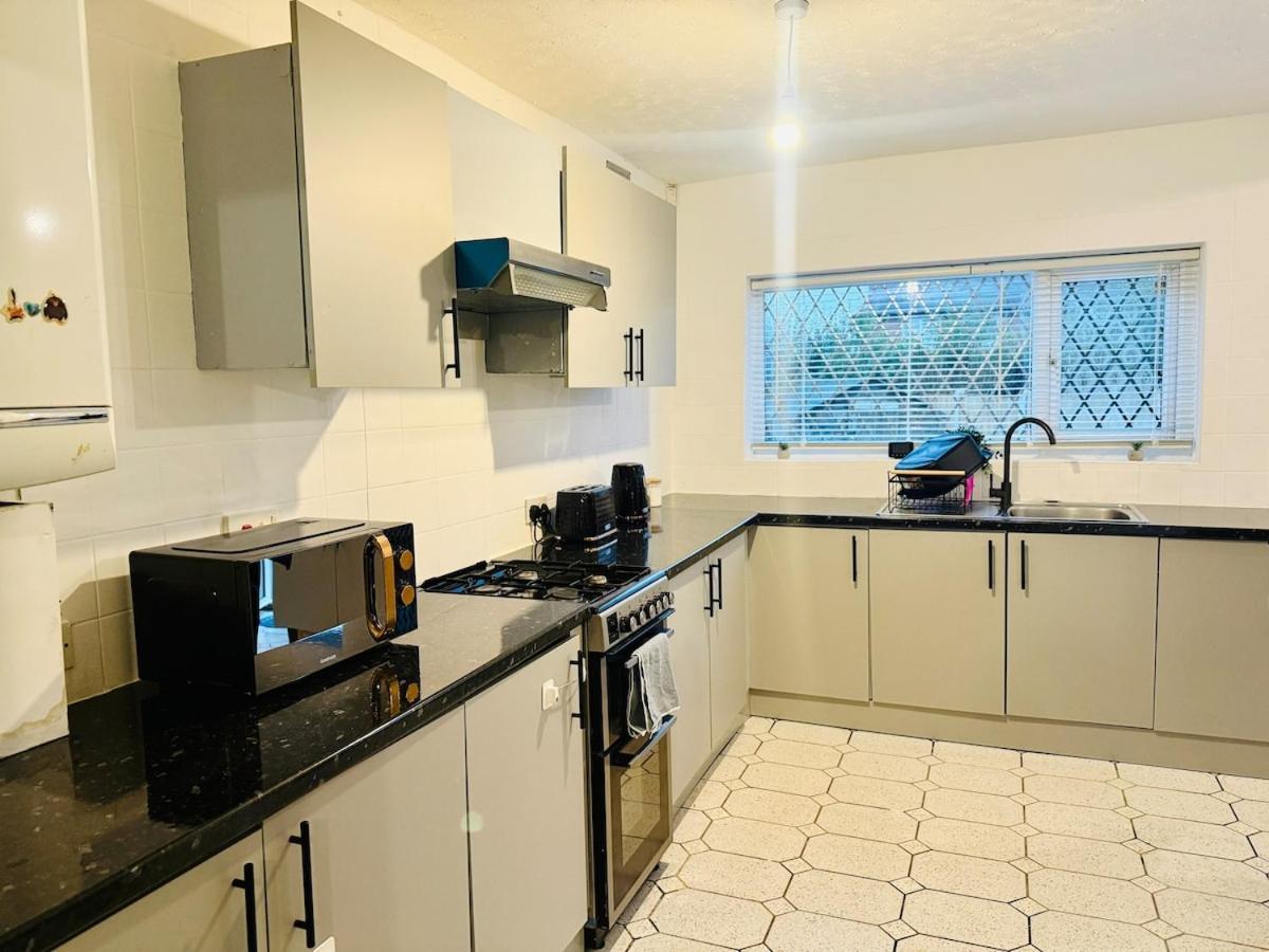 Trendy House 4-bed - Near Hospital, Bulwell, Qmc, City-centre & Transport Links - Prime Location