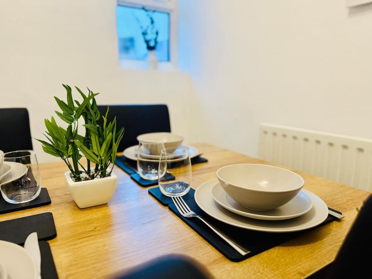 Trendy House 4-bed - Near Hospital, Bulwell, Qmc, City-centre & Transport Links - Prime Location Apartment *