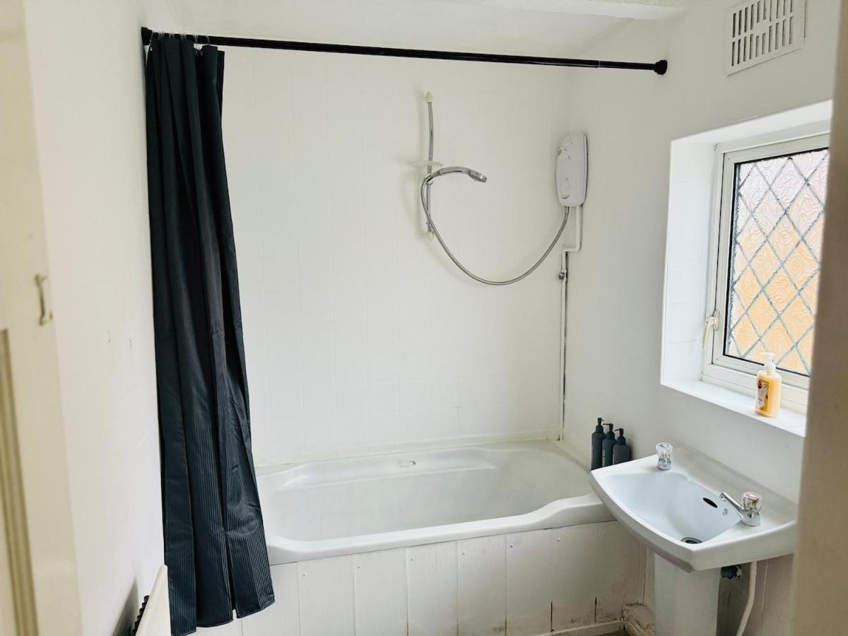 Trendy House 4-bed - Near Hospital, Bulwell, Qmc, City-centre & Transport Links - Prime Location