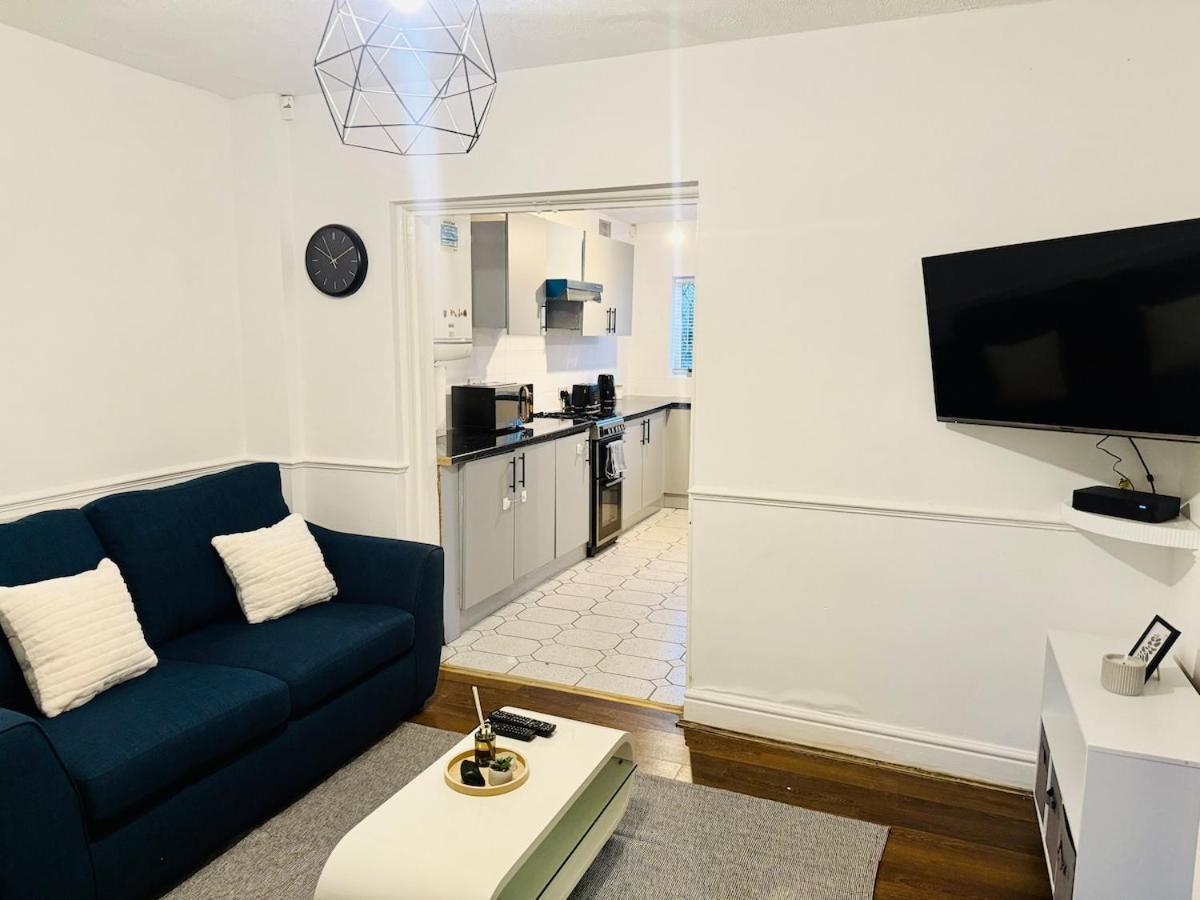 Trendy House 4-bed - Near Hospital, Bulwell, Qmc, City-centre & Transport Links - Prime Location Nottingham